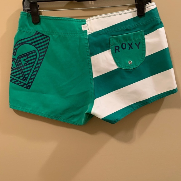 ROXY VINTAGE LOW RISE GREEN AND WHITE SHORT SHORTS - SIZE 3 (SMALL) - Picture 5 of 9